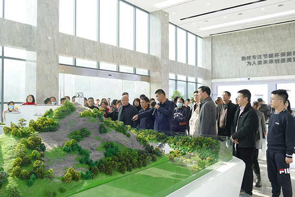 1606961137407686.jpg 參觀一樓VI展示廳.jpg