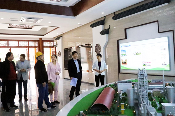 調(diào)研組參觀主廠(chǎng)房一樓展示廳、智能中央控制室01.jpg