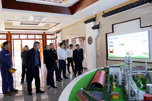 1646884687502503.jpg 調(diào)研組參觀一樓展廳.jpg